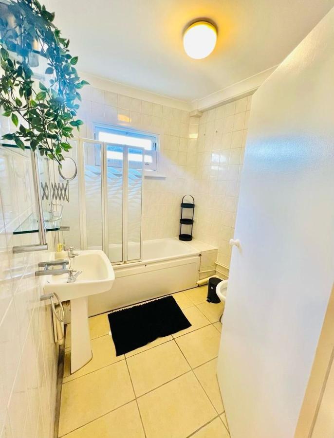 The Vista Apartment Лондон Екстериор снимка